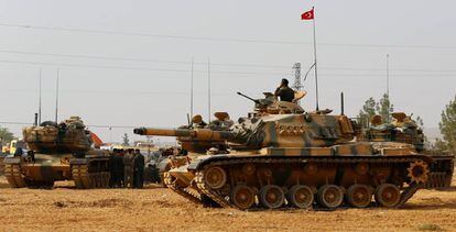 Tanques turcos posicionados en la frontera con Siria.