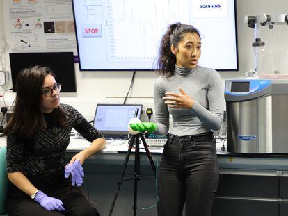 Las líderes del proyecto Carmen Salvadores (izquierda) y Shireen Jaufuraully (derecha) trabajan con el guante sensorizado en el laboratorio.