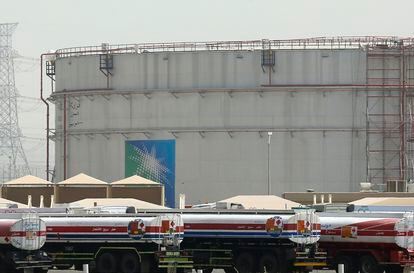Varios camiones cisterna, en una instalación de Aramco en Jiddah (Arabia Saudí).