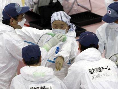 Médicos hacen un test a una habitante de la zona cercana a la central nuclear de Fukushima, en 2011, tras el trágico accidente.