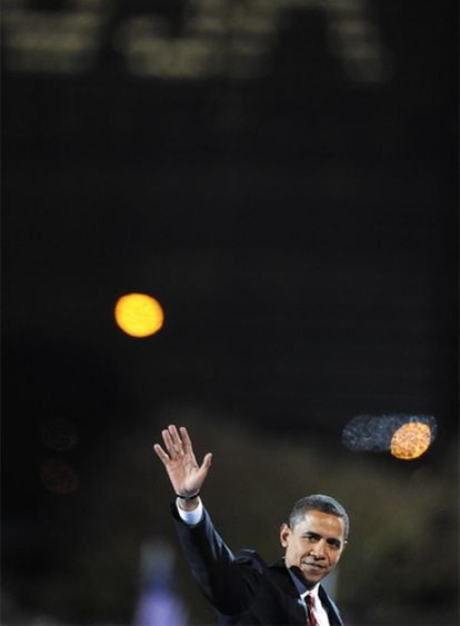 Obama saluda a sus simpatizantes en la celebración del Grant Park, en Chicago.