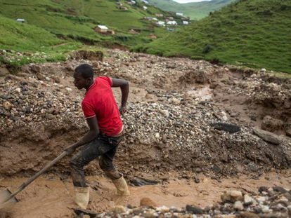 Un minero trabaja en una explotación cerca de Numbi, en el este de la República Democrática del Congo.  