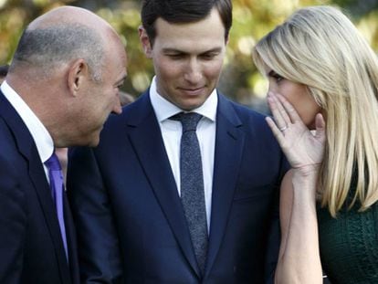 Ivanka Trump hablando con Gary Cohn, asesor econ&oacute;mico del presidente