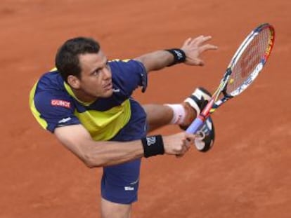 Isner devuelve una pelota ante Mathieu.