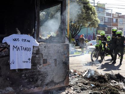 Los restos incinerados de una instalación de la policía en Bogotá.