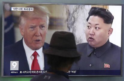 Un hombre delante de una televisión que muestra al presidente de EE UU, Donald Trump, y al dictador norcoreano, Kim Jong un.