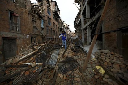 Un home passejava ahir entre les runes d'habitatges a la ciutat de Bhaktapur, al Nepal.