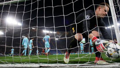 Ter Stegen recoge el balón de la red tras el tercer gol de la Roma. En vídeo, declaraciones de Ernesto Valverde, entrenador FC Barcelona.