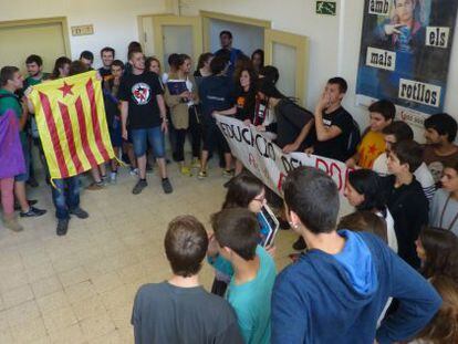 Protesta de un grupo de alumnos durante las pruebas de 4&ordm; de ESO en el instituto Montserrat