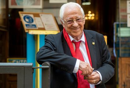 El padre Ángel, presidente de la ONG Mensajeros de la Paz, en la entrada de la iglesia de San Antón en Madrid.