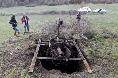 Vista del pozo donde el martes aparecieron los restos que podr&iacute;an corresponder a a Adolfina Puello y a su hija Argelys, de nueve a&ntilde;os