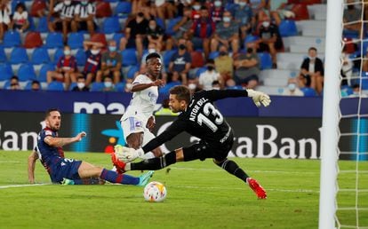 Vini Jr. marca su primer gol al Levante por debajo de la pierna de Aitor.
