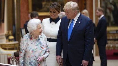 La reina Isabel recibe a Donald Trump.