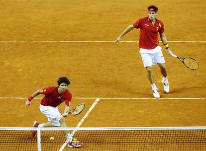 Verdasco, que golpea la pelota en la red, y Feliciano López, en un lance del partido.