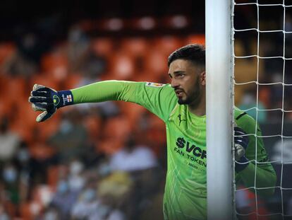 El portero georgiano del Valencia, Giorgi Mamardashvili durante el primer partido de liga de la temporada, ante el Getafe el viernes pasado.