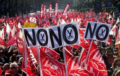 Miles de pancartas se han podido ver en la manifestación de Madrid para pedir la marcha atrás de la reforma laboral presentada por el Gobierno.