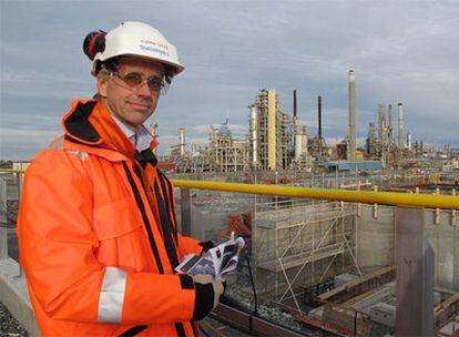 Sverre Overa, jefe del proyecto de captura de CO2 de Mongstad (Noruega), en las obras de la instalación.