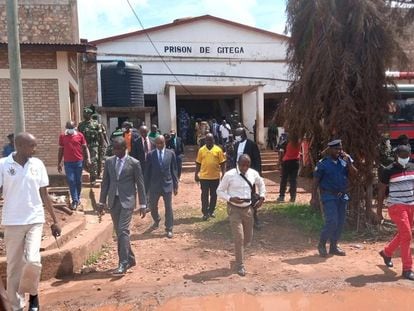 Exterior de la prisión de Gitega (Burundi), este martes tras el incendio.