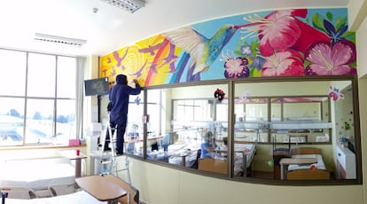 Cada sala de la unidad de Pediatría y Neonatología contiene murales con fragmentos de cuentos de los pueblos originarios huilliches, kaweskar, aymara, rapa nui, diaguita y selknam.