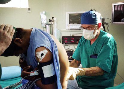 20)	El doctor Gamba anestesiando a un joven a punto de someterse a una operación de estómago.