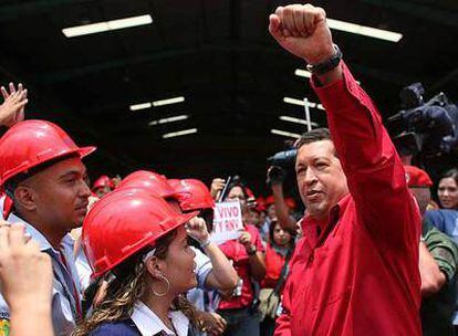 El presidente venezolano, Hugo Chávez, durante su visita hoy a la empresa venezolana Invetubos
