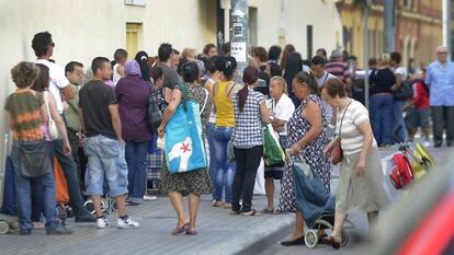Largas colas de ciudadanos ante los bancos de alimentos de Valencia en una imagen de archivo.