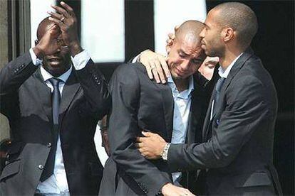 Henry consuela a Trezeguet, con Thuram al lado, ayer en París.