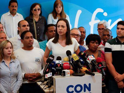 María Corina Machado, rodeada de su equipo, este martes en Caracas.