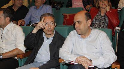 El diputado &Aacute;ngel Luna y el secretario general del PSPV de Alicante, Gabriel Ech&aacute;varri, en la asamblea del partido.