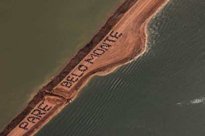 Un grupo de indígenas ocupan la presa de Belo Monte, en Brasil. Excavaron un canal en la construcción de la presa para permitir que las aguas del río Xingú fluyeran libremente.