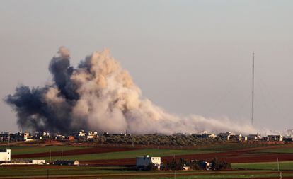 Ataque aéreo de las tropas gubernamentales contra la aldea de Salihiyah (noreste de Siria), controlada por los rebeldes.