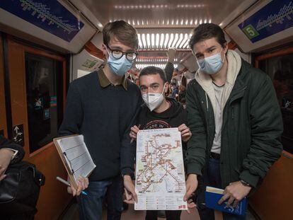 De izquierda a derecha, Mateo Corral, Javier Carrasco y Olivier Przybylski, durante su recorrido por todas las estaciones del metro de Madrid, este martes.