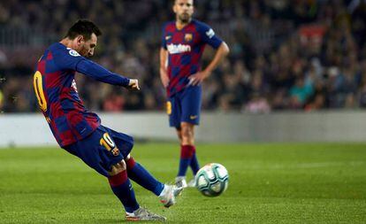 Messi lanza una falta durante esta temporada.