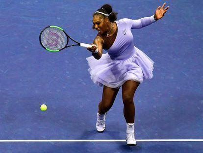 Serena Williams devuelve la pelota durante la semifinal contra Sevastova en Nueva York.