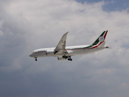 El avión presidencial José María Morelos y Pavón sobrevuela Ciudad de México, en julio de 2020.