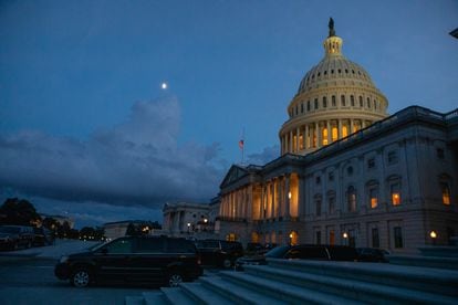 El Capitolio de Estados Unidos, este sábado al anochecer, cuando se iniciaba en el Senado el debate maratoniano de la ley de Reducción de la Inflación.