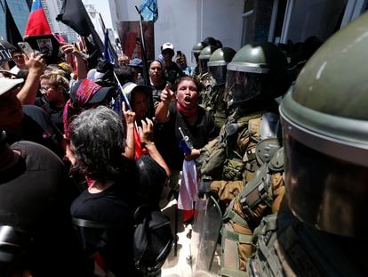 personas que se manifiestan para reclamar más seguridad ante la ola de violencia y criminalidad, en las afueras del Gobierno Regional de Iquique (Chile).