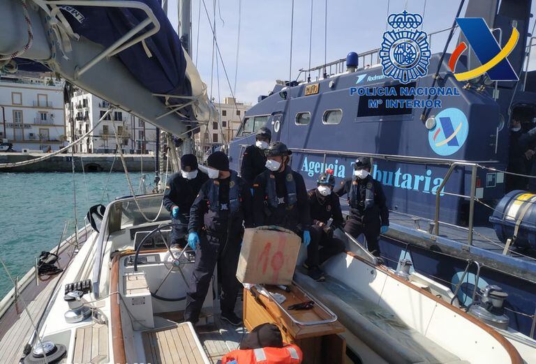 Imagen de los agentes de policía tras abordar el barco.