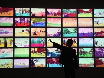 Una joven interactúa con unas pantallas en la exposición 'Homo Ludens' sobre videojuegos del museo londinense Victoria & Albert.