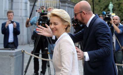 La candidata a presidir la Comisión Europea, Ursula Von der Leyen, con el presidente del Consejo Europeo, Charles Michel, en Bruselas este lunes.