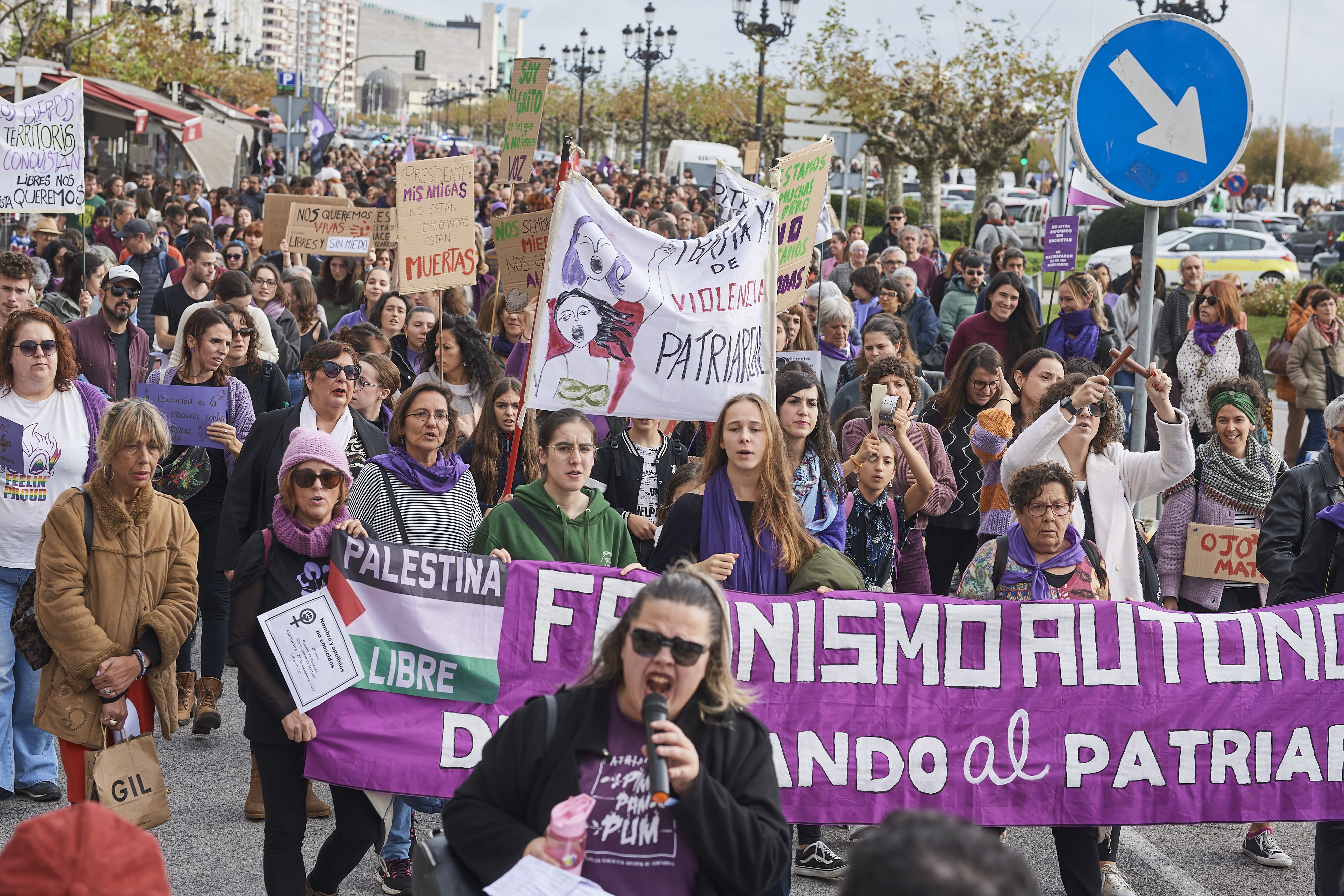 Decenas de personas durante una manifestación contra las violencias machistas, a 25 de noviembre de 2023, en Santander, Cantabria (España). La protesta ha sido convocada por la Comisión 8 de Marzo. Esta es una de las manifestaciones convocadas hoy en España para conmemorar el Día Internacional de la Eliminación de la Violencia contra la Mujer declarado por la Asamblea General de Naciones Unidas para sensibilizar a los ciudadanos respecto al problema. El día 25 fue elegido en 1999 por la ONU para rememorar el asesinato en República Dominicana en 1960 de las hermanas Mirabal, activistas políticas que se opusieron a la dictadura del entonces dictador de ese país Rafael Leónidas Trujillo.
25 NOVIEMBRE 2023;MARCHA;MANIFESTACIÓN;CONCENTRACIÓN;VIOLENCIA;MUJERES;ELIMINACIÓN
C. Ortiz / Europa Press
25/11/2023