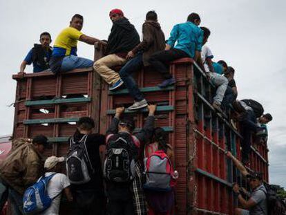 El grupo rompe la valla fronteriza del lado guatemalteco, supera el cordón policial y accede al país norteamericano