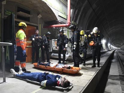 Un dispositivo de 180 personas de Adif, Renfe y los servicios de emergencia participan en un simulacro de accidente de tren en la variante de Pajares.