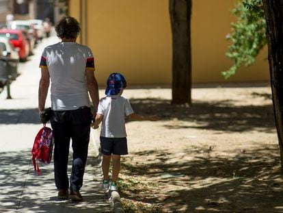 Un padre acompañaba el viernes a su hijo a la salida del colegio en Linares.