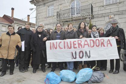 Vecinos protestan ante el Ayuntamiento de O Irixo contra el proyecto de instalación de una incineradora.