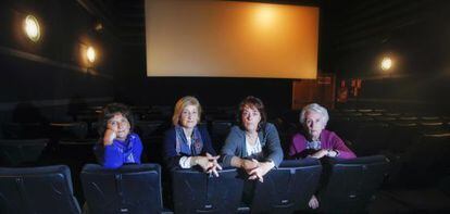Delia, Carmen, Dolores y Pilar quieren evitar el cierre del cine.