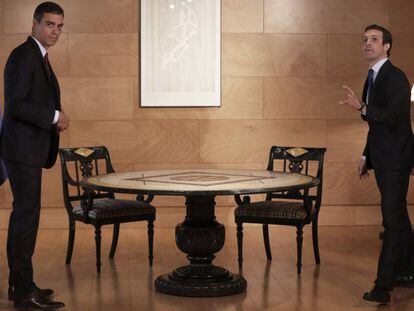 El presidente del Gobierno en funciones, Pedro Sánchez (izquierda), junto a Pablo Casado, presidente del PP, se reúnen en el Congreso, este martes.