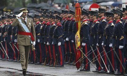 El rey Felipe pasa revista a la Guardia Real.