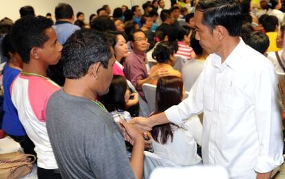 El presidente indonesia, Joko Widodo (d), dando el pésame a los familiares.