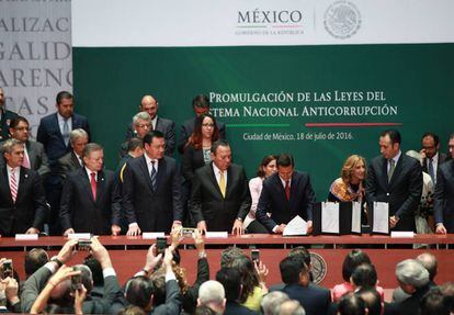 El presidente mexicano, Enrique Pe&ntilde;a Nieto, firma las leyes del Sistema Nacional Anticorrupci&oacute;n.